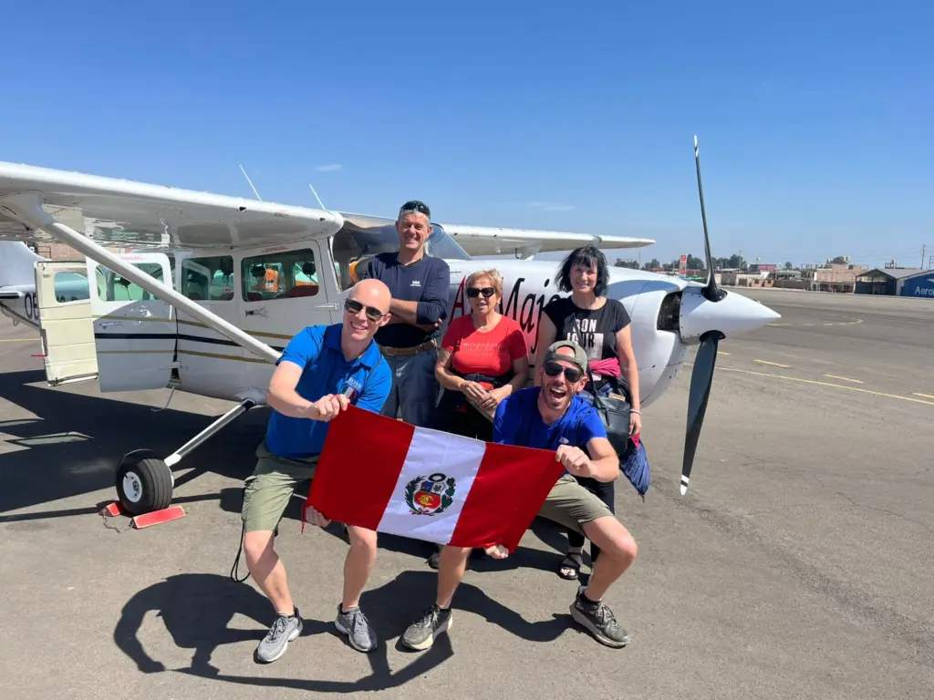 Viajeros junto a una avioneta para conocer las Líneas de Nasca